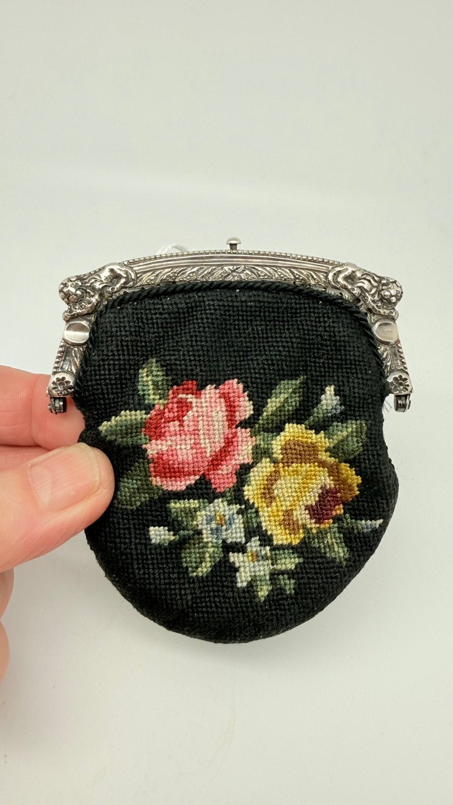 Antiek gaaf geborduurd beursje met zilveren veugel uit 1832!, Verzenden, Zilver