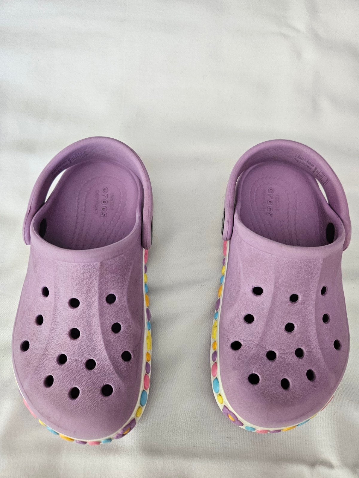 Crocs Clogs Maat C9 - Paars met Kleurrijke Rand, Kinderen en Baby's, Kinderkleding | Schoenen en Sokken, Gebruikt, Schoenen, Jongen of Meisje