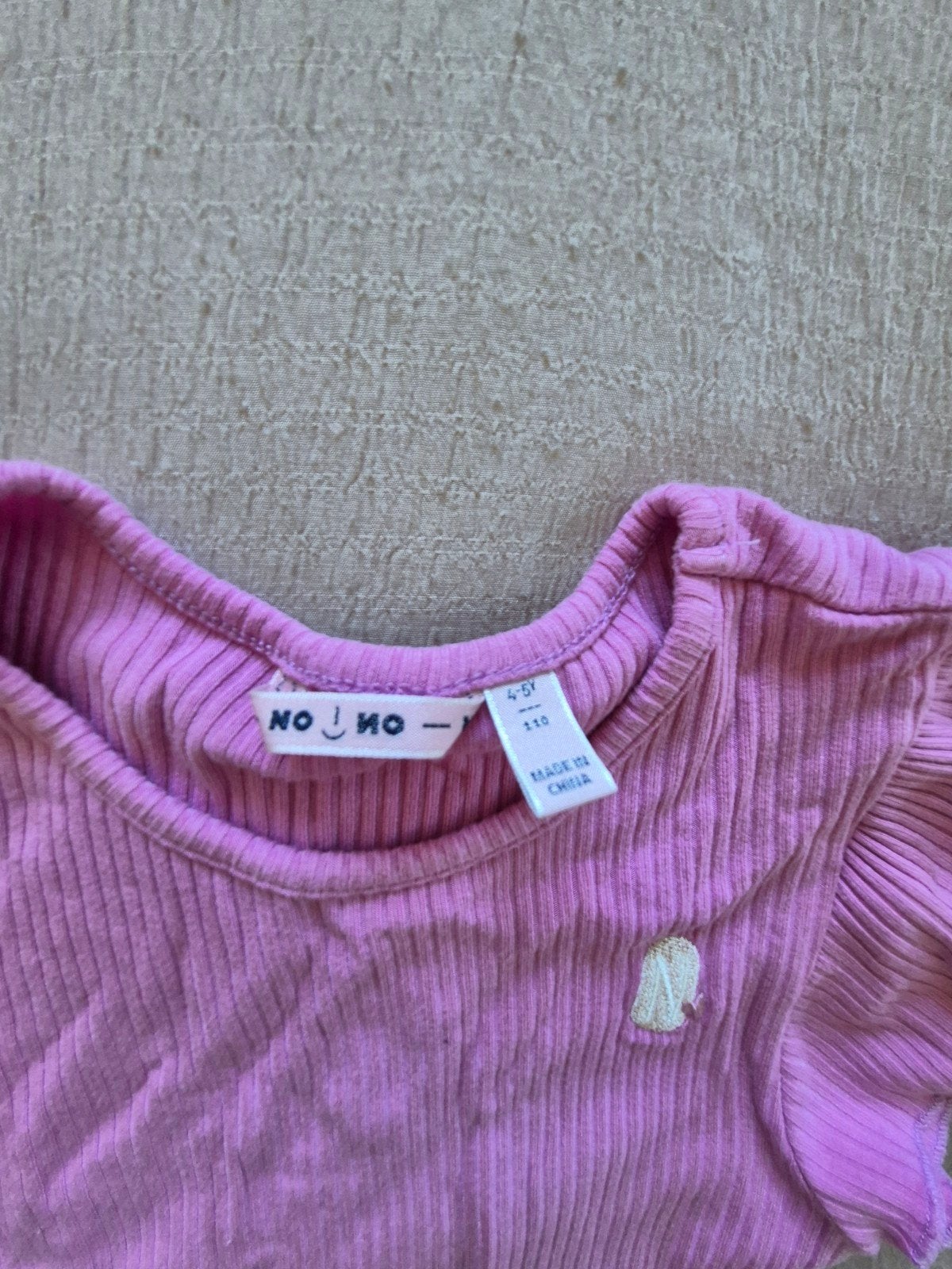 Leuke set: roze shirt en gouden plissé rokje (NoNo), Ophalen, NoNo, Meisje, Zo goed als nieuw
