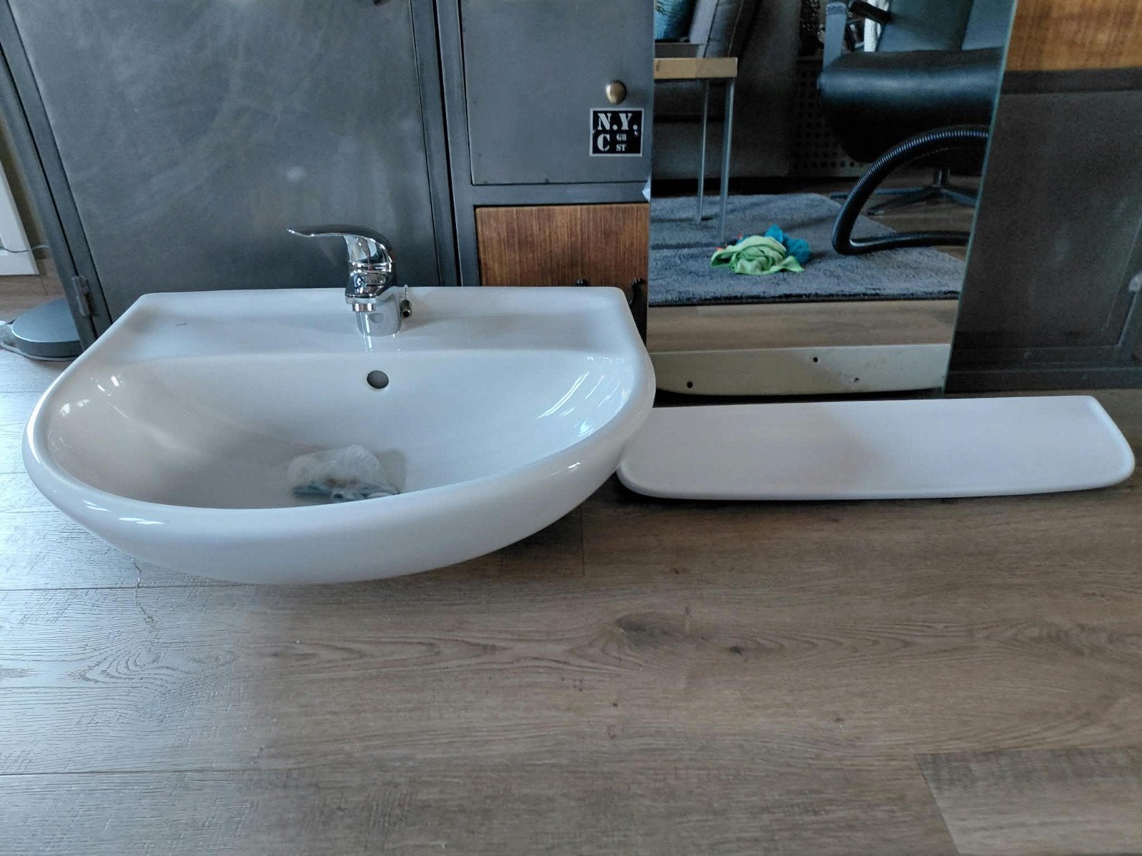 Wastafel met kraan, plankje en spiegel - Zo goed als nieuw, Ophalen, Zo goed als nieuw, Chroom, Wastafel