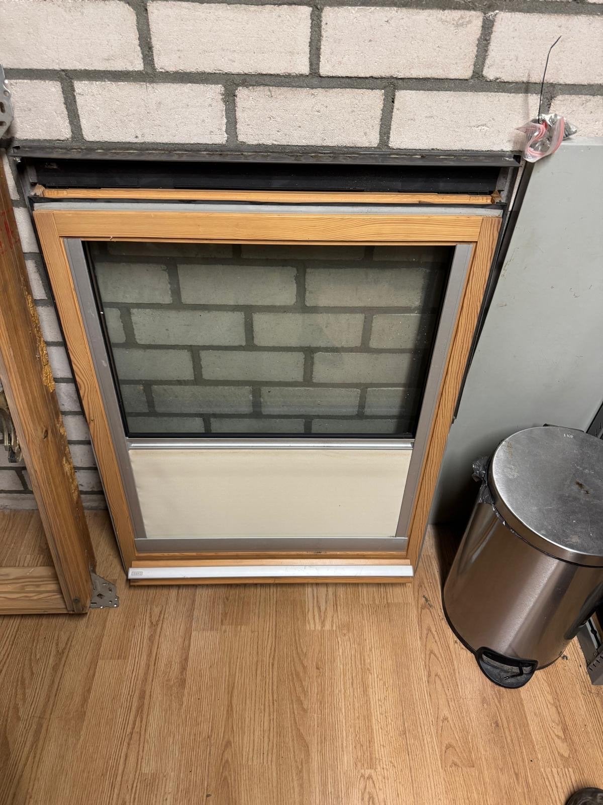 Velux dakraam met houten kozijn - 100x80 cm, Ophalen, Gebruikt, Minder dan 80 cm, 80 tot 120 cm