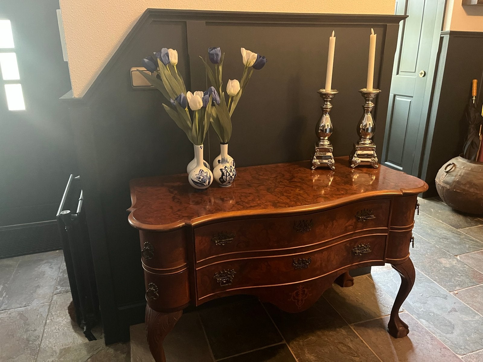 Wortelnoten commode met sierlijk houtsnijwerk, Ophalen