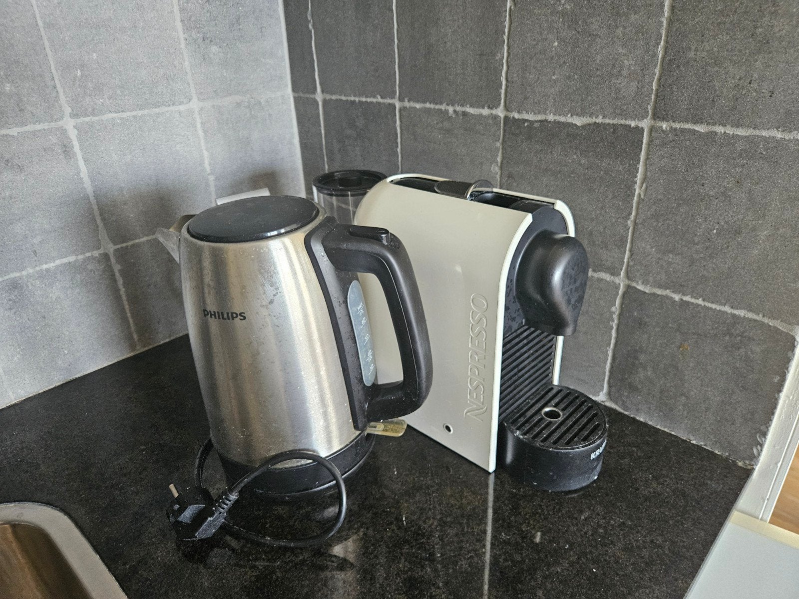 Philips waterkoker en Nespresso koffiezetapparaat, 1 tot 2 liter, Ophalen of Verzenden, Gebruikt, Rvs
