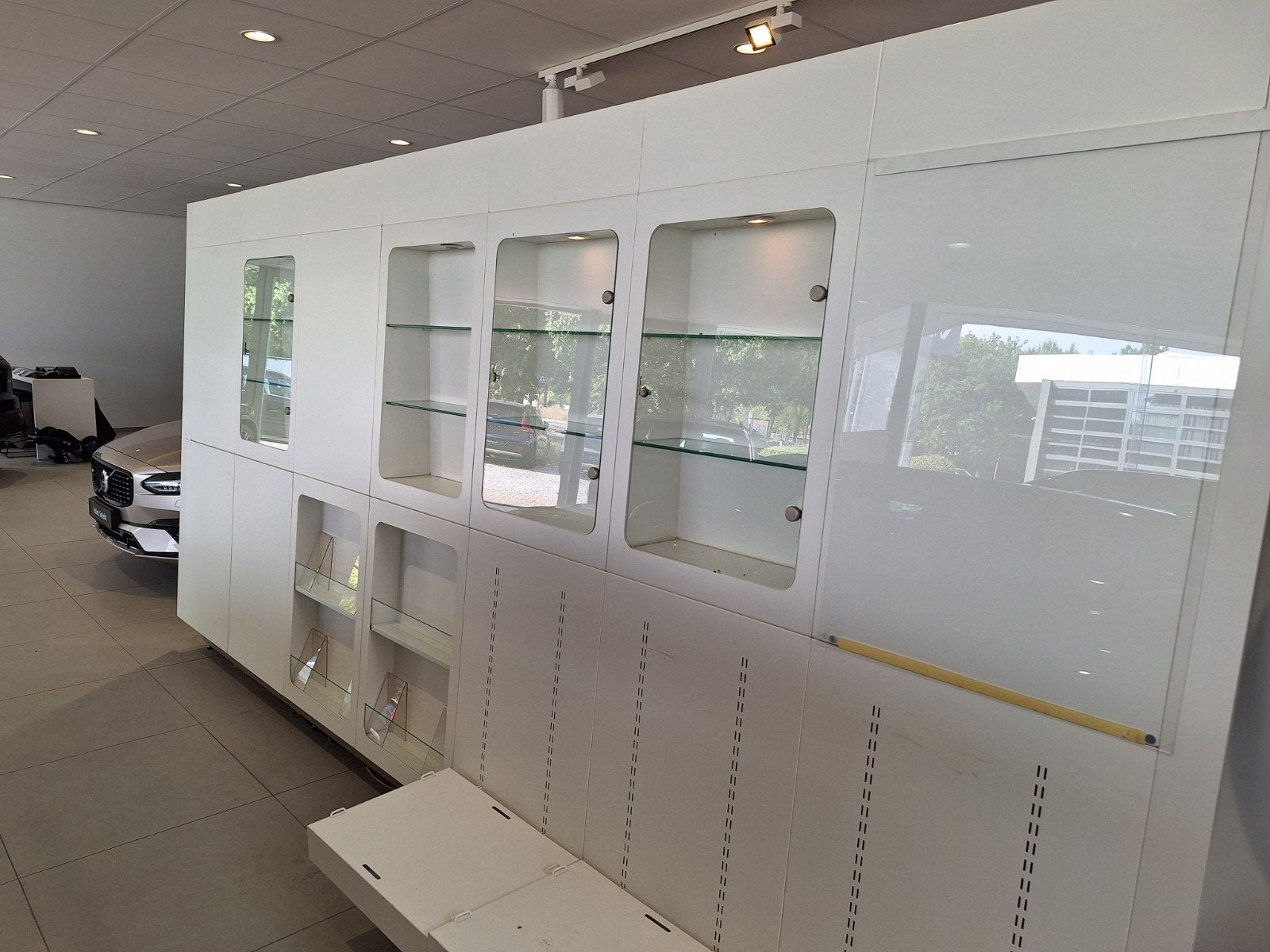 Display wand met teab. scherm (defect), Huis en Inrichting, Kasten | Overige, Ophalen