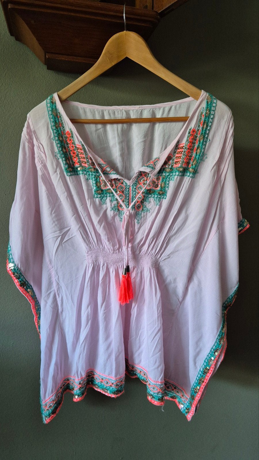 Ibiza tuniek mt 38 kleurrijk met roze kraaltjes borduursel, Kleding | Dames, Blouses en Tunieken, Maat 38/40 (M), Ophalen of Verzenden