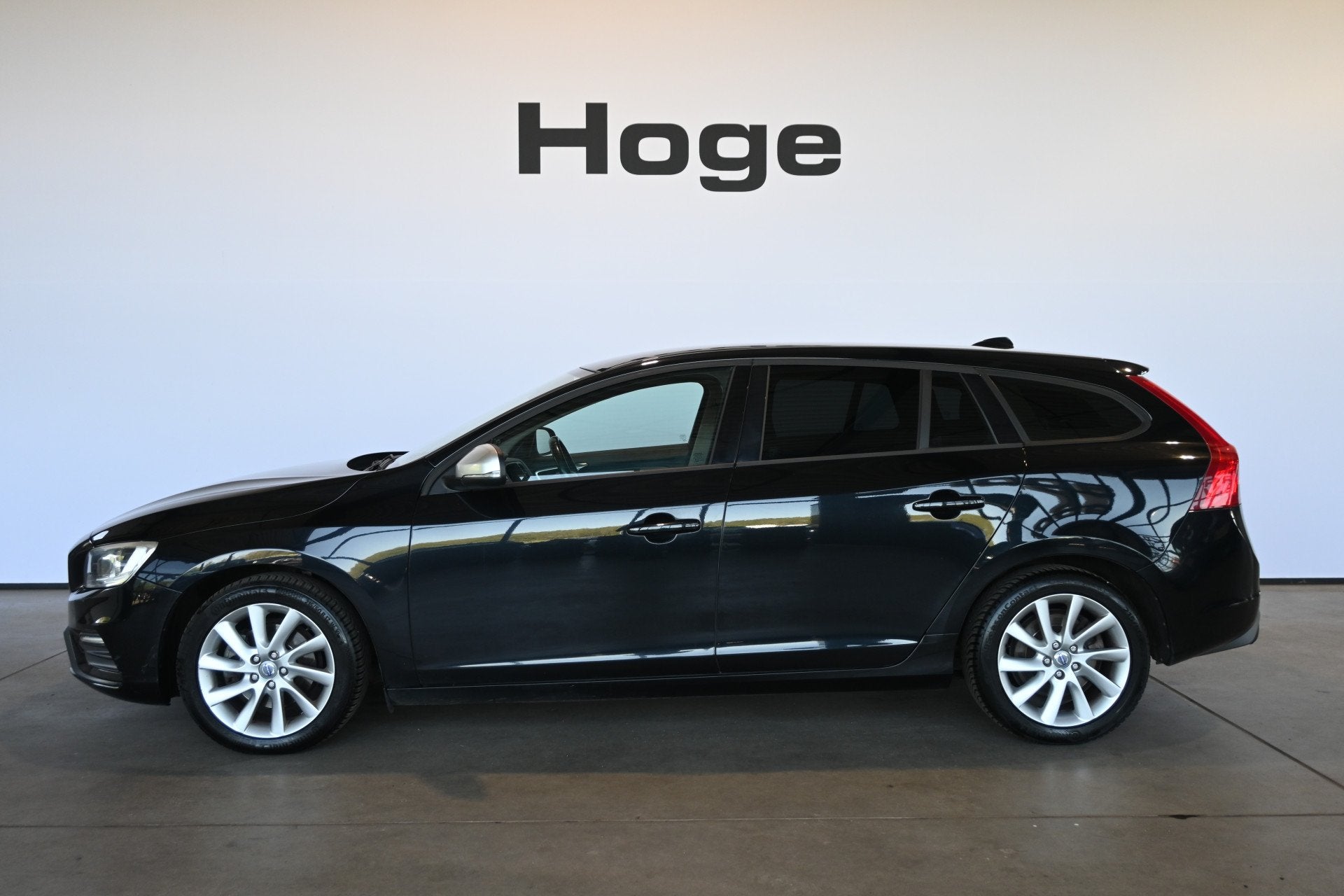 Volvo V60 1.6 D2 Summum Automaat Clima Navigatie Trekhaak Go, Gebruikt, 4 cilinders, Met garantie (alle), Origineel Nederlands