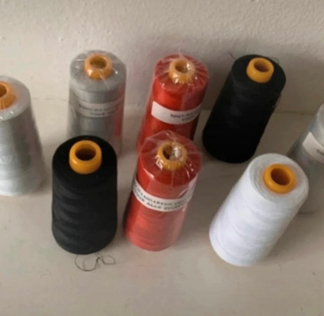 8 Grote Klossen Lockmachine Garen - Diverse Kleuren, Ophalen of Verzenden, Nieuw, Garen of Naald(en)