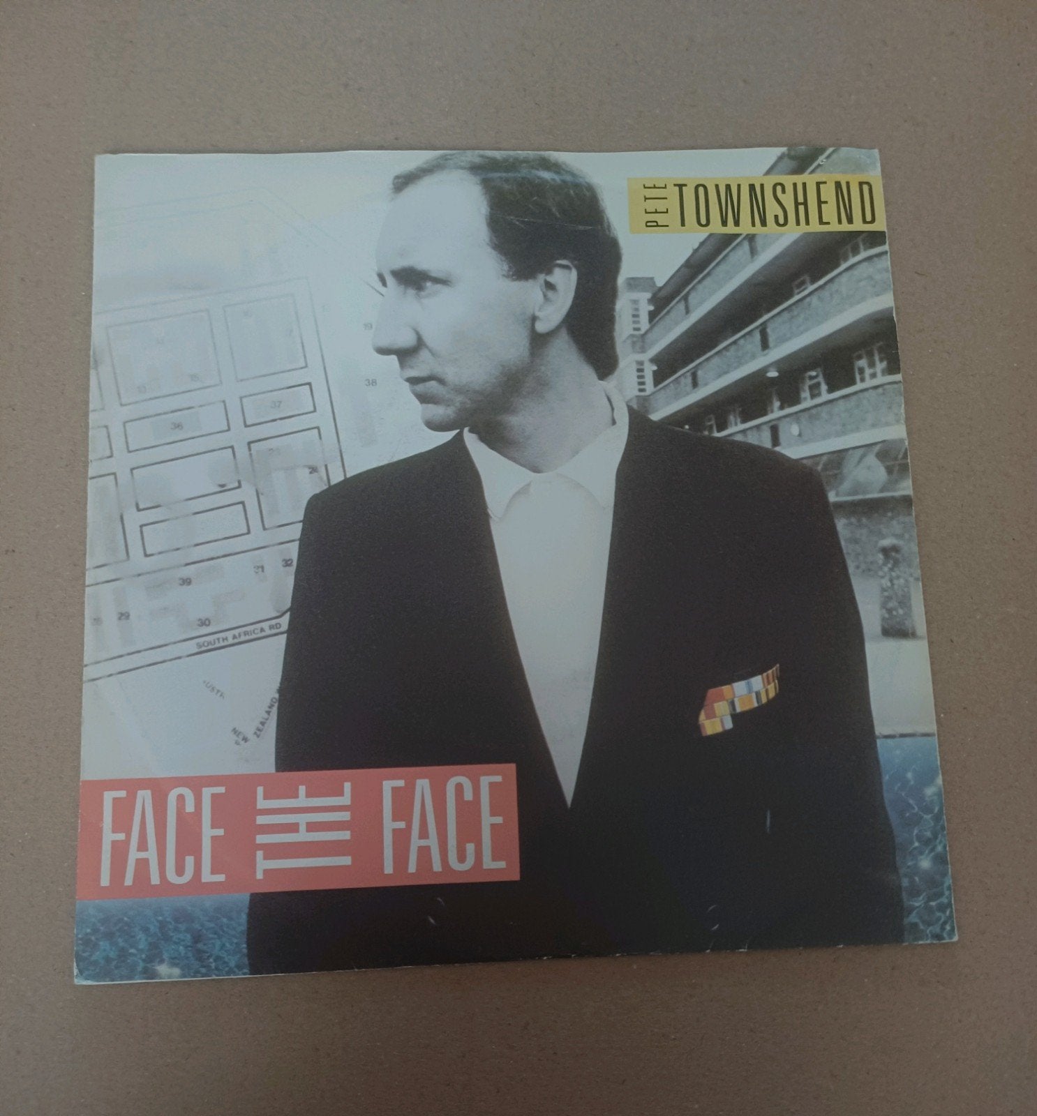 Pete Townshend - Face The Face, Beschermende buitenhoes, Ophalen of Verzenden, Gebruikt, Pop