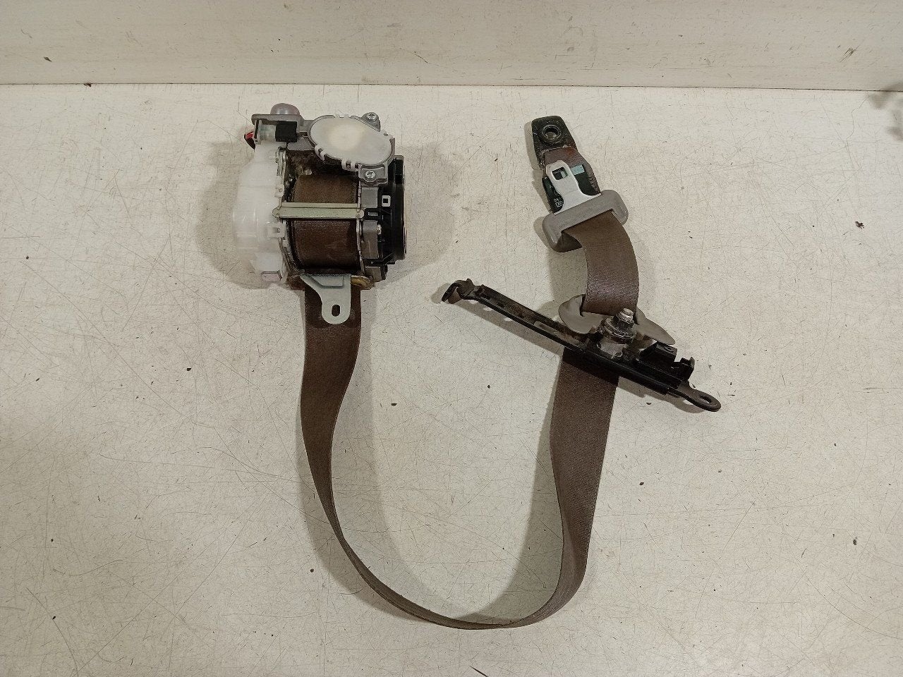 Veiligheidsgordel links voor Lexus GS, Auto-onderdelen, Onderdelen@venauto.nl, Van der Ven Autorecycling B.V., Gebruikt, Ettenseweg 76, 4706 PB Roosendaal, The Netherlands