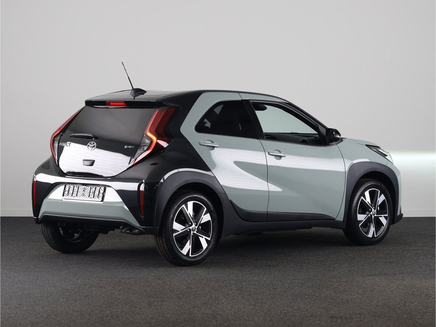 Toyota Aygo X Hybrid 115 pulse | NIEUW & SNEL LEVERBAAR | PR, Stof, Zwart, 4 stoelen, 116 pk