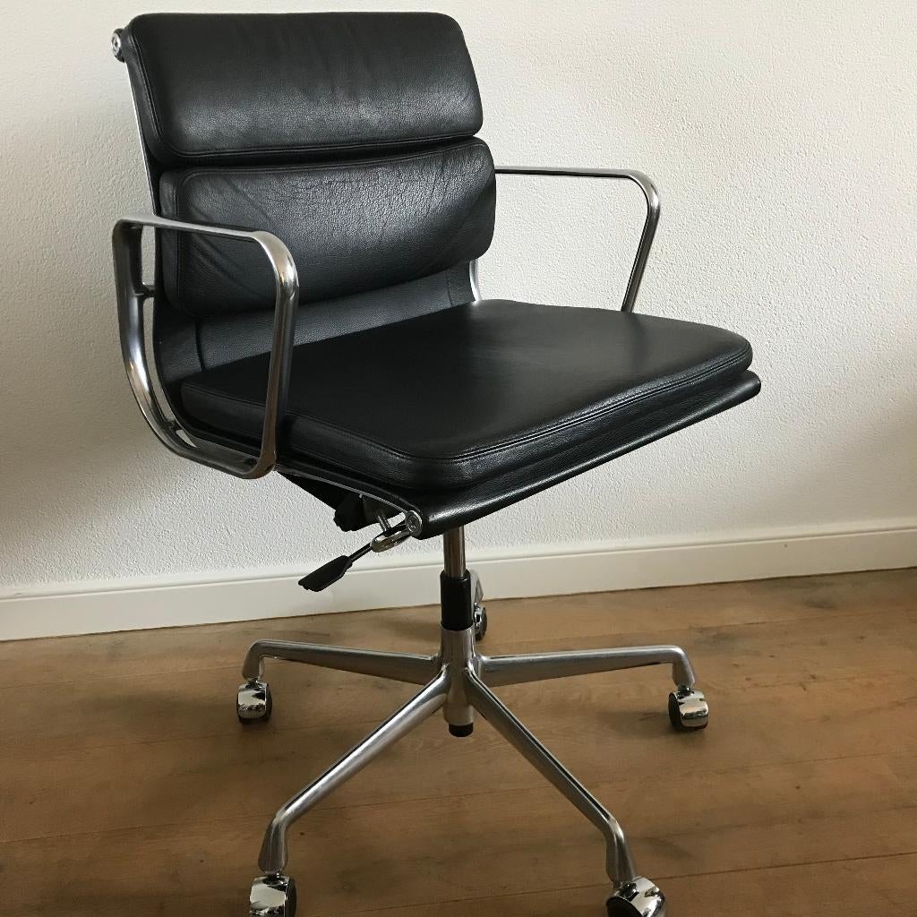 IZGS Vitra Eames softpad Aluminium chair EA 217 GEPOLIJST, Huis en Inrichting, Bureaustoelen, Zwart, Ophalen of Verzenden, Zo goed als nieuw