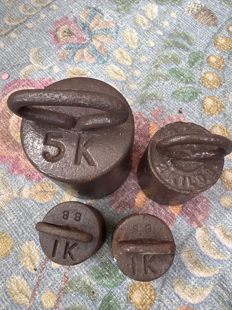 Set van 4 antieke gietijzeren gewichten (1kg, 1kg, 2kg, 5kg), Antiek en Kunst, Ophalen of Verzenden