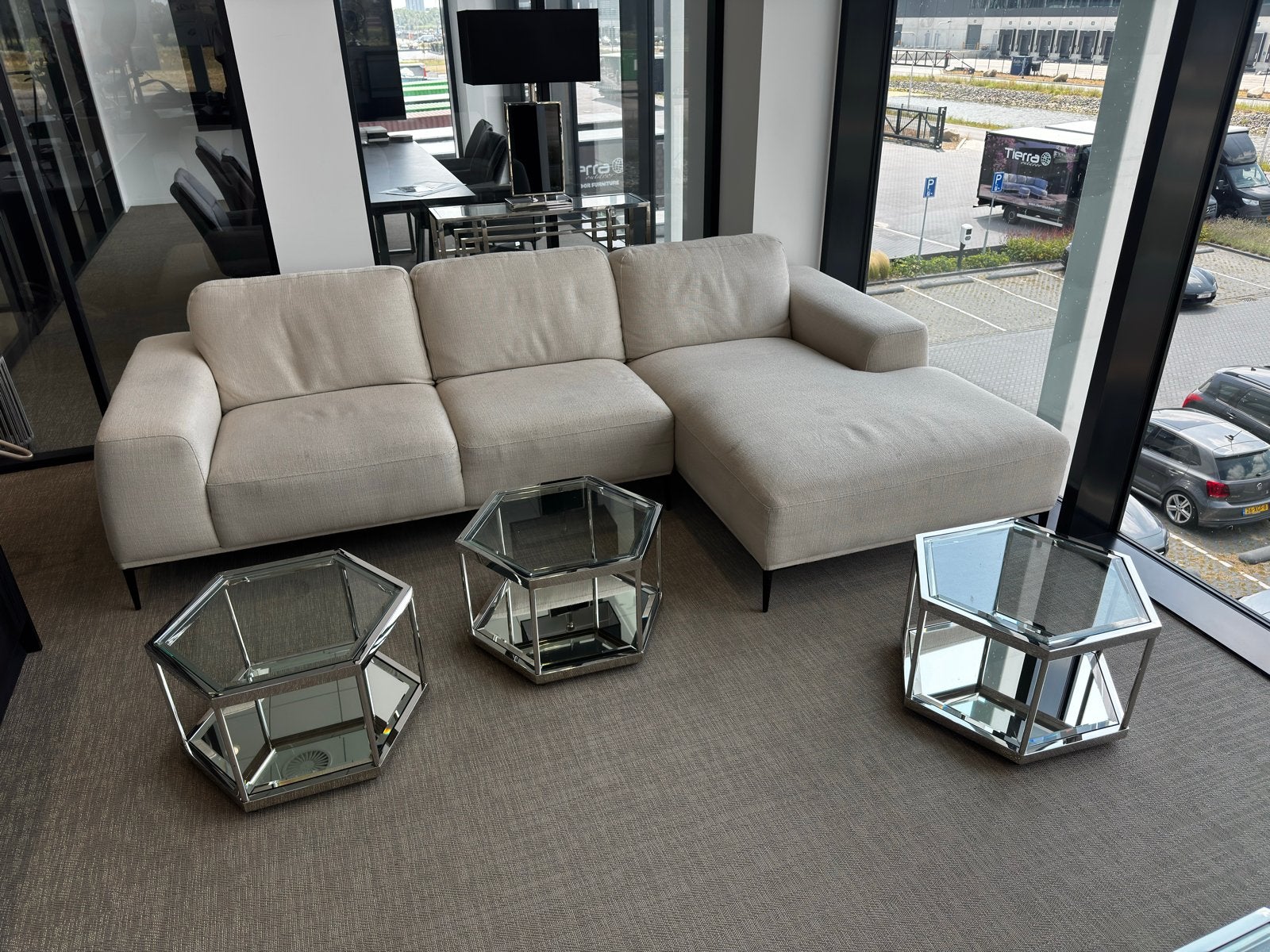 Eichholtz Hoekbank en 2 Fauteuils met 5 Glazen Salontafels, Ophalen, 250 tot 300 cm, Gebruikt, Hoekbank