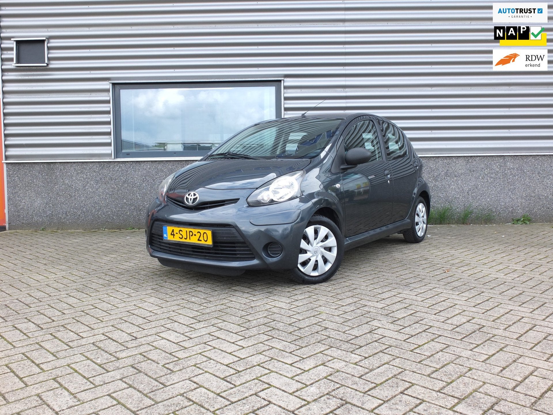 Toyota Aygo 1.0 VVT-i Now | CarPlay | Android Auto | Airco |, Auto's, Euro 5, Stof, Gebruikt, Zwart