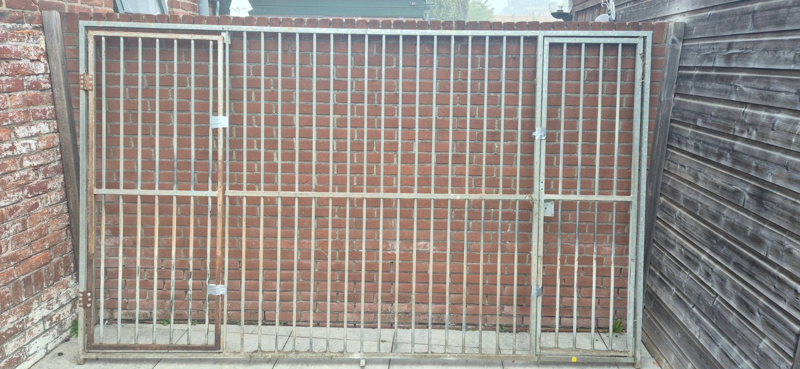 Stevig ijzeren hekwerk met poorten - 291x175cm, Tuin en Terras, Ophalen, Met poort, Gebruikt, Spijlenhekwerk