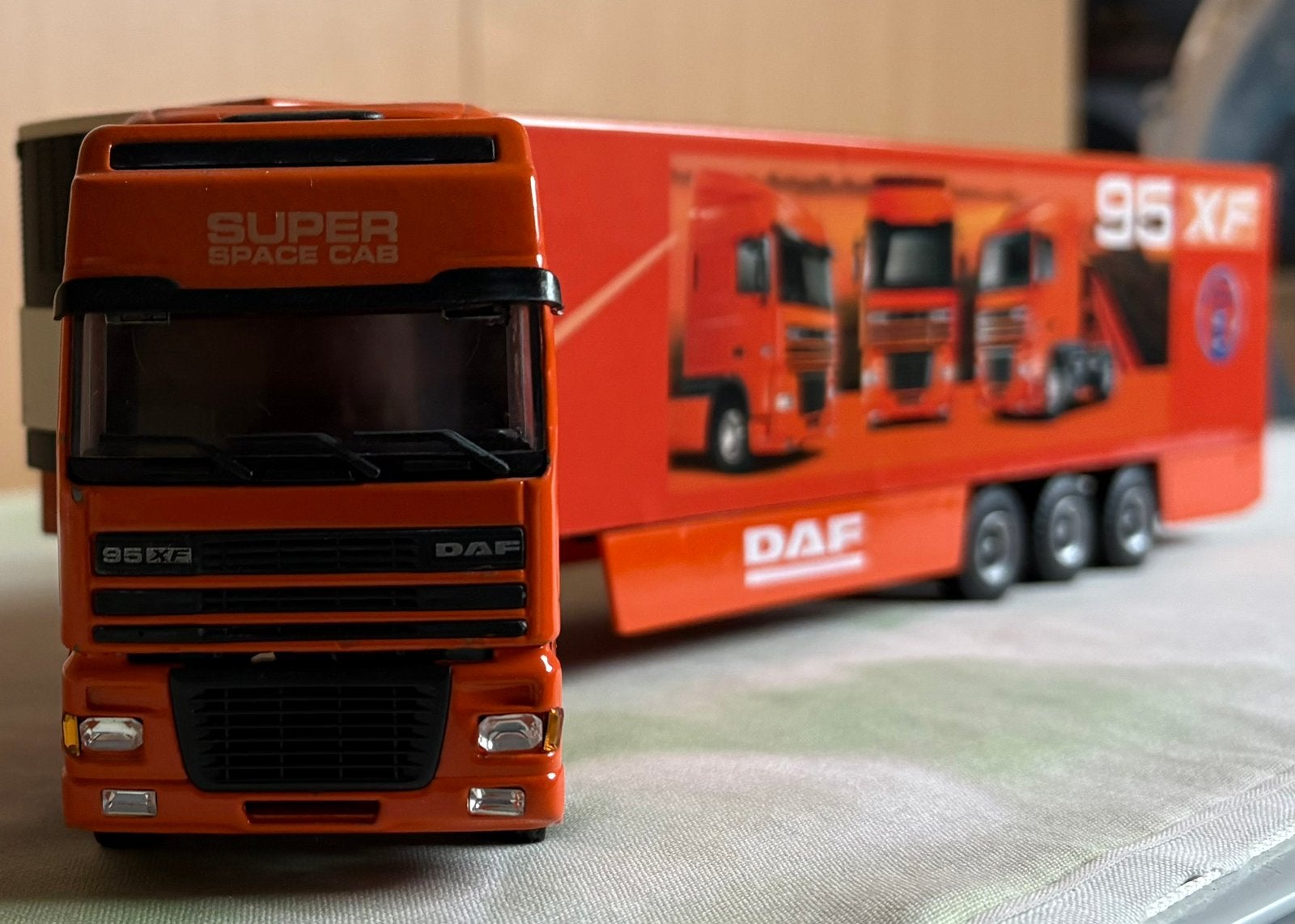 Prachtige miniatuur Daf met koeloplegger, Hobby en Vrije tijd, Ophalen, Zo goed als nieuw, Bus of Vrachtwagen, Lion Toys