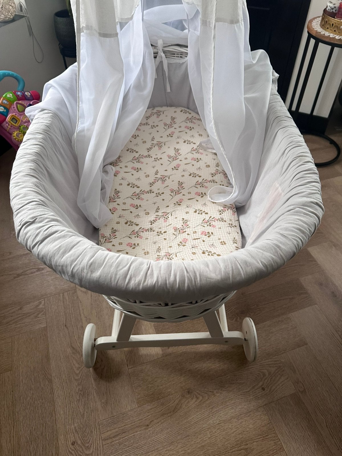 Mooie Rieten babywieg met hemel te koop, Kinderen en Baby's, Ophalen, Zo goed als nieuw, Wieg