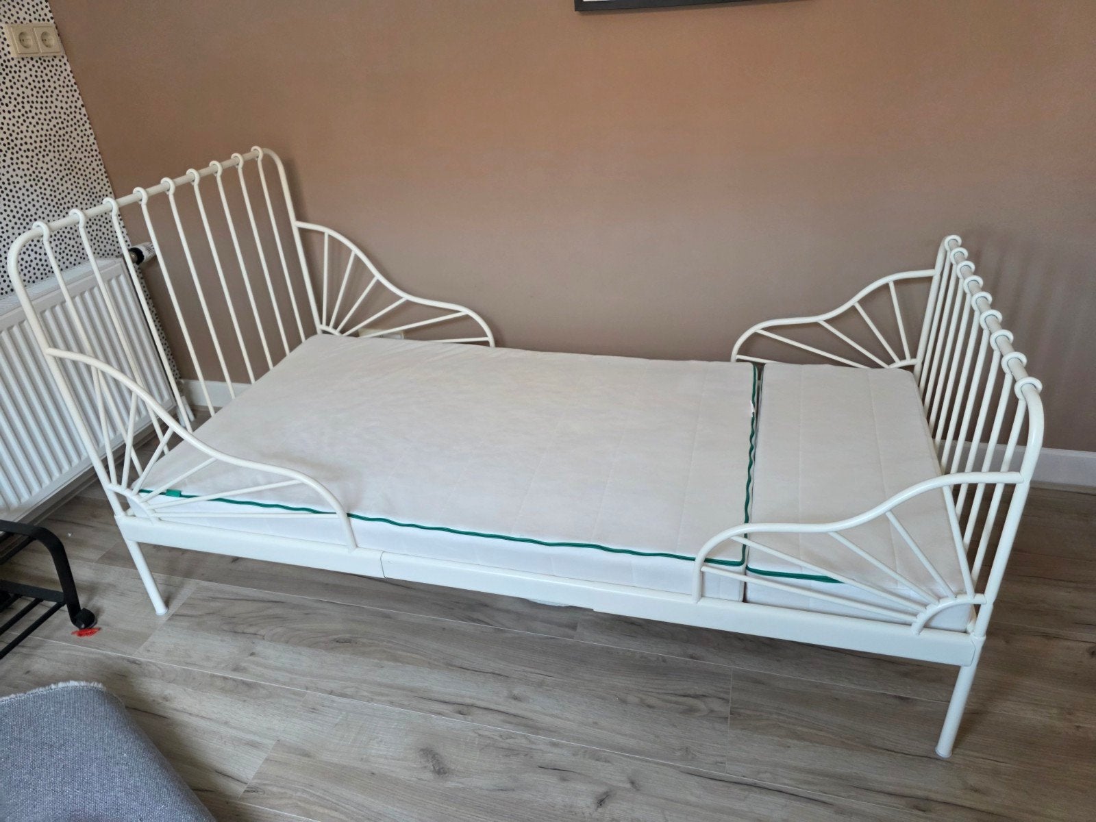 Ikea Minnen meegroei bed wit met met matras Innerlig, Kinderen en Baby's, Kinderkamer | Bedden, Ophalen, 70 tot 85 cm, Zo goed als nieuw