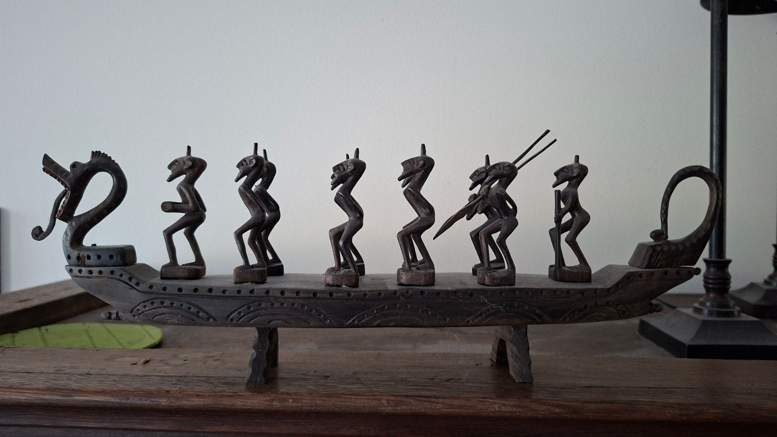 Indonesisch Houtsnijwerk: Traditionele Boot met Figuren, Antiek en Kunst, Houtsnijwerk, Ophalen of Verzenden, Handgemaakt, 20 - 50 cm