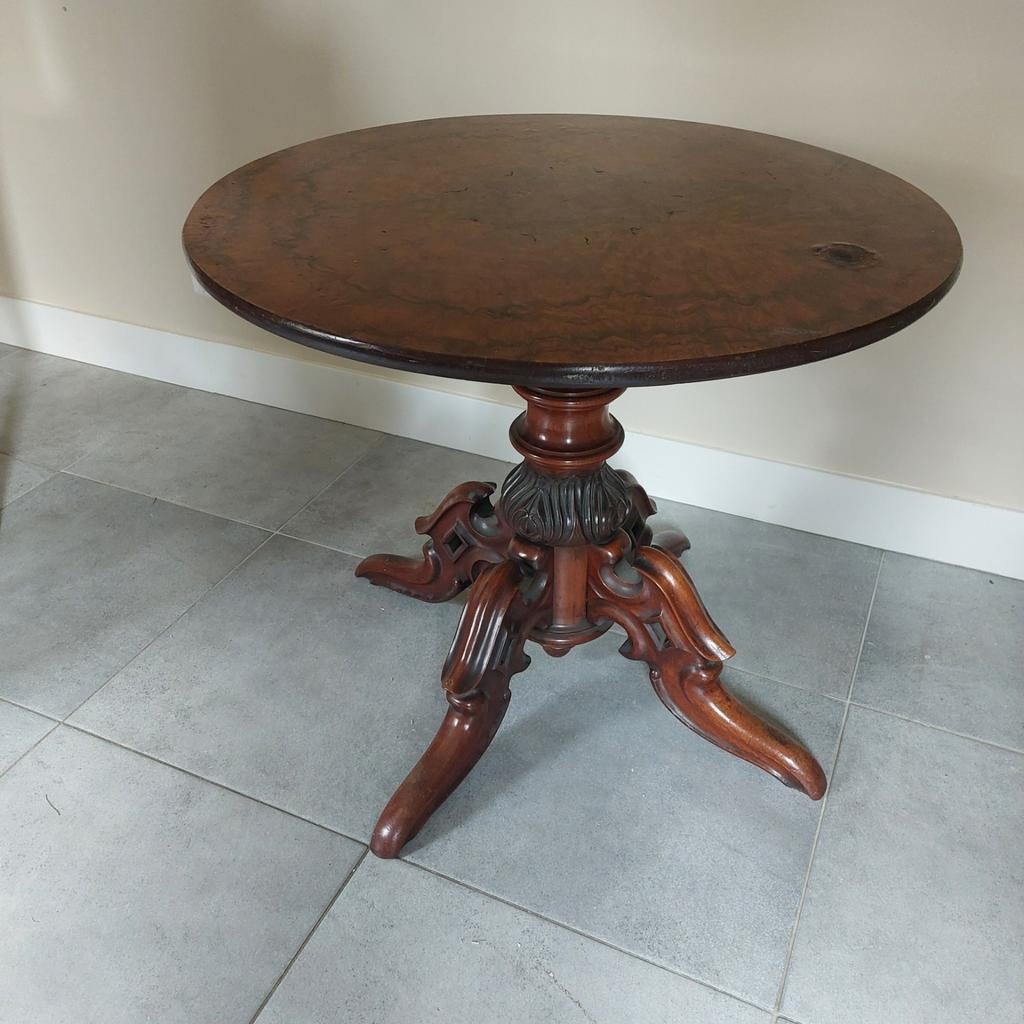 Ronde tafel van walnotenhout. Met prachtige poot., Antiek en Kunst, Ophalen