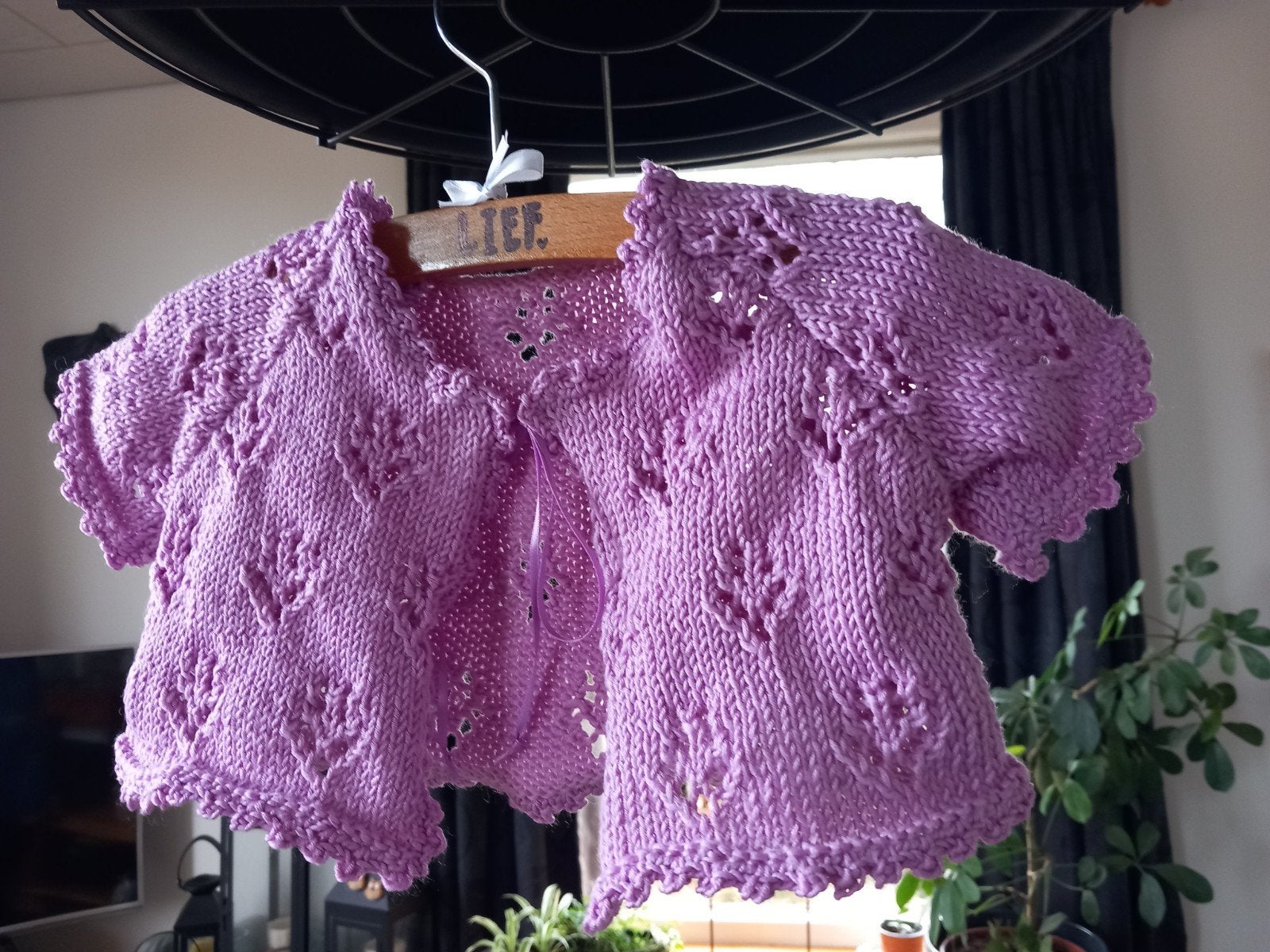 Zelfgebreid baby meisjes vestje maat 62/68 ., Ophalen of Verzenden, Nieuw, Meisje, Truitje of Vestje