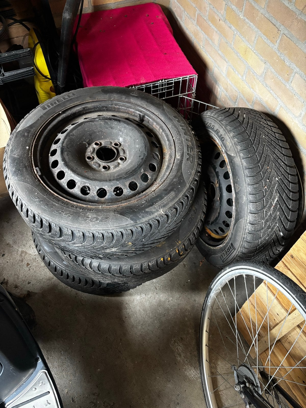 Pirelli Winterbanden op stalen velgen 205/55 R16, Ophalen, Gebruikt