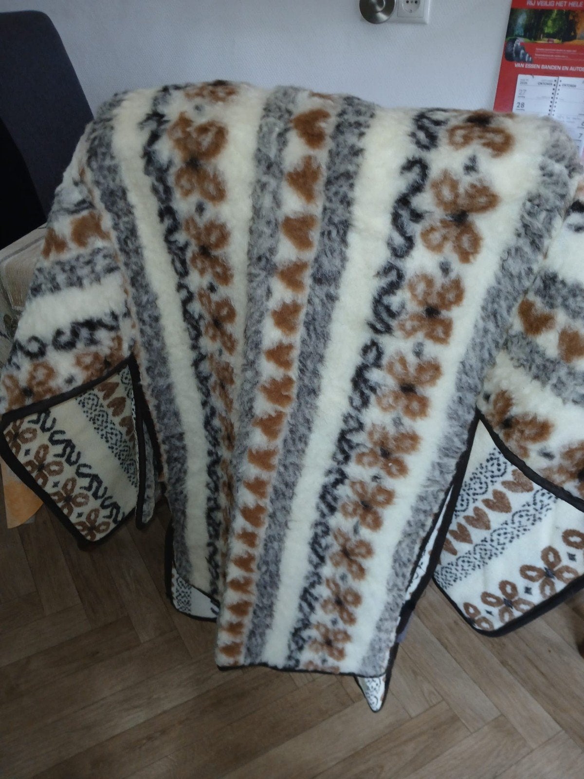 Warm wollen kleed voor stoel of bank, Gebruikt, 100 tot 150 cm, Bruin, Traditioneel, Warm, Comfortabel
