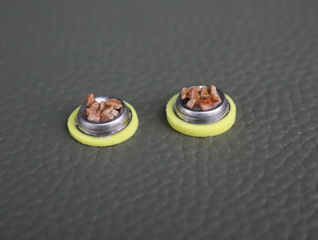 Honden en kattenvoerbakjes gevuld met brokjes., Ophalen of Verzenden, Nieuw, Gebruiksvoorwerp