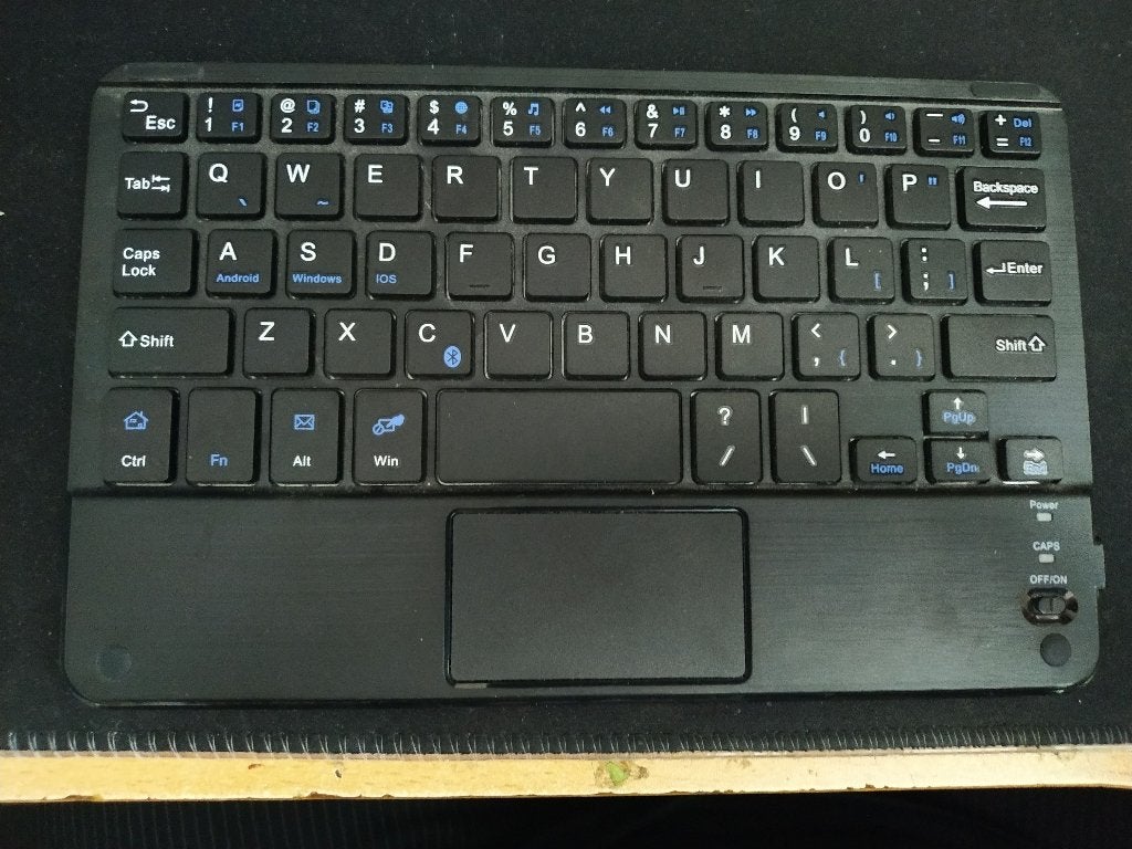 Bluetooth mini toetsenbord met touch pad, Computers en Software, Ophalen of Verzenden, Qwertz, Zo goed als nieuw, Draadloos