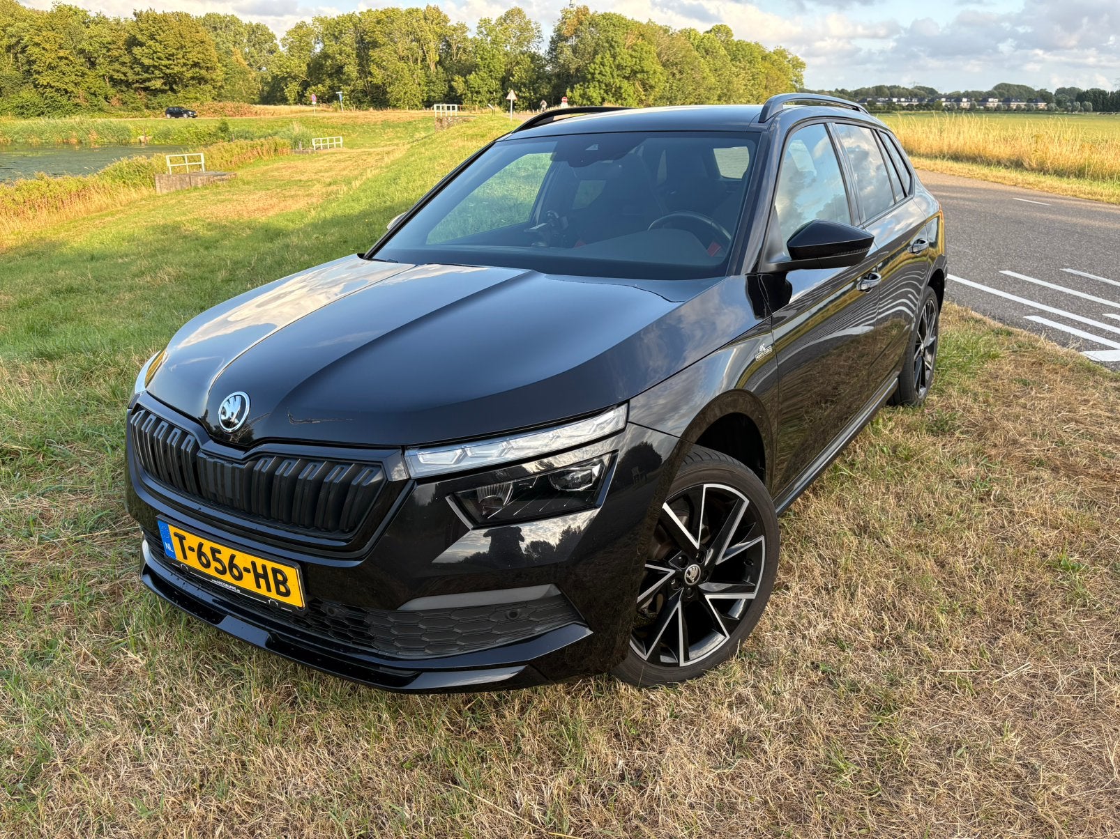 Skoda Kamiq 1.0 TSI Monte Carlo 110pk Dsg7 2022 Pano, Trekh., Auto's, Skoda, 1160 kg, Stof, Zwart, Zwart