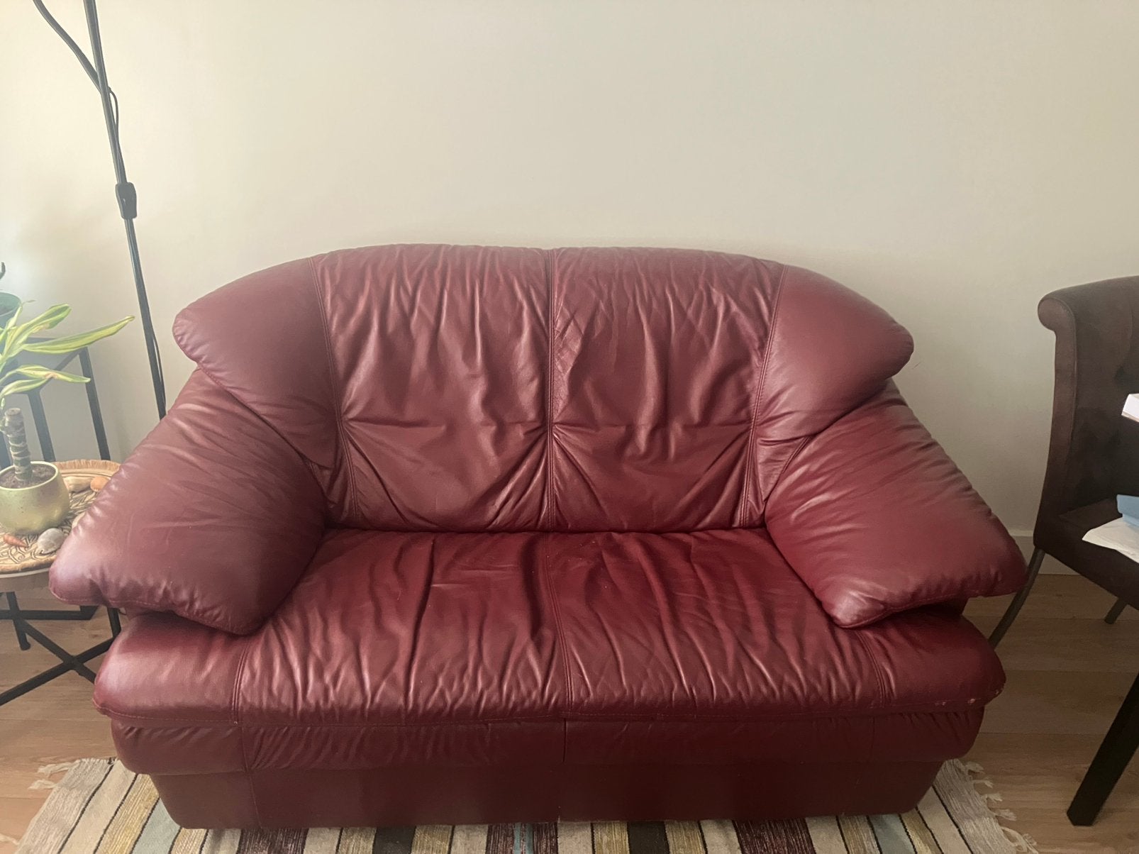 Bordeauxrode leren bank – gratis, Huis en Inrichting, Banken | Sofa's en Chaises Longues, Ophalen, 150 tot 200 cm, Tweepersoons