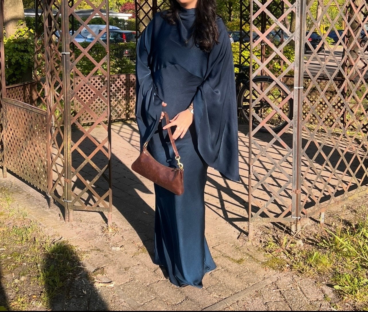 Elegante Satijnen Maxi Jurk met Wijde Mouwen, Kleding | Dames, Jurken, Blauw, Maat 46/48 (XL) of groter, Ophalen of Verzenden