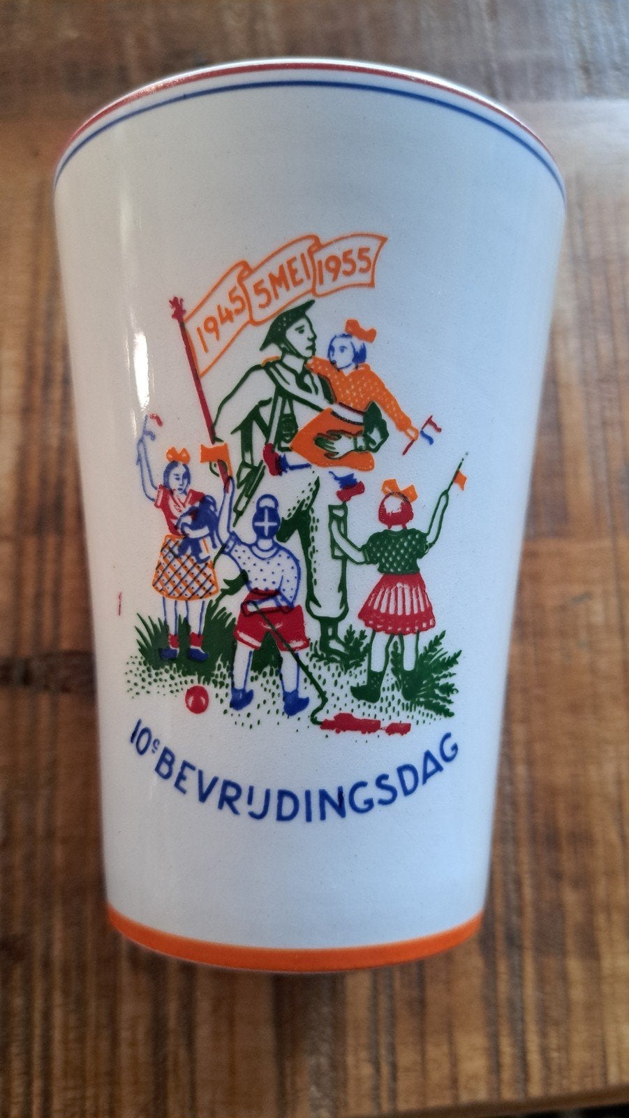 Vintage Gedenkbeker 10e Bevrijdingsdag 1945-1955, Ophalen