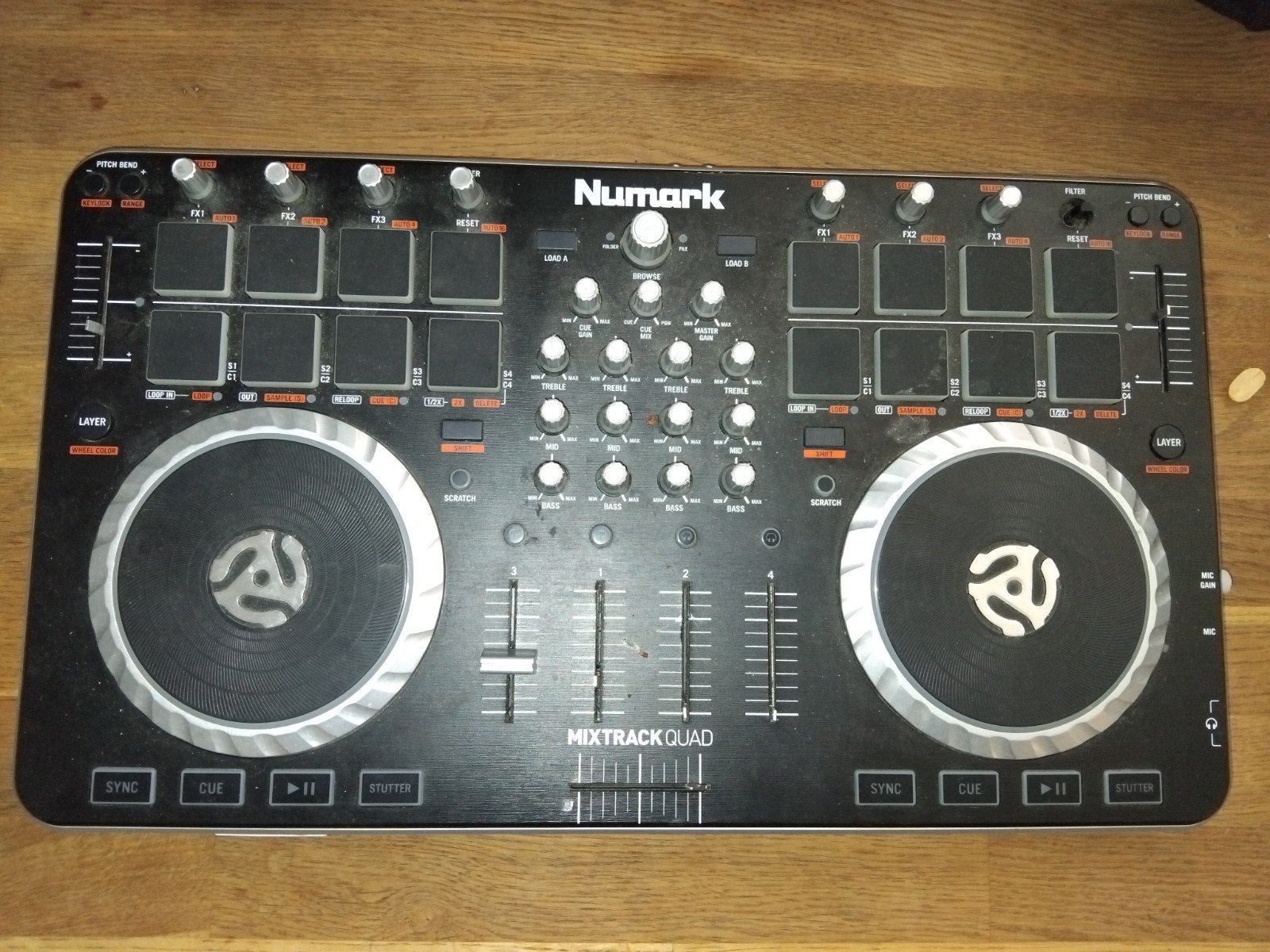 Numark Mixtrack Quad DJ Controller - Zo goed als nieuw, Muziek en Instrumenten, Dj-sets en Draaitafels, Ophalen, Zo goed als nieuw