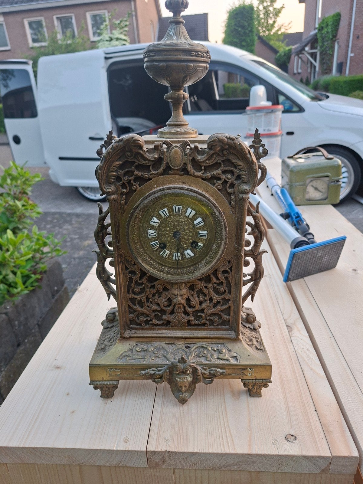 Antieke bronzen tafelklok met gedetailleerde versieringen, Verzenden