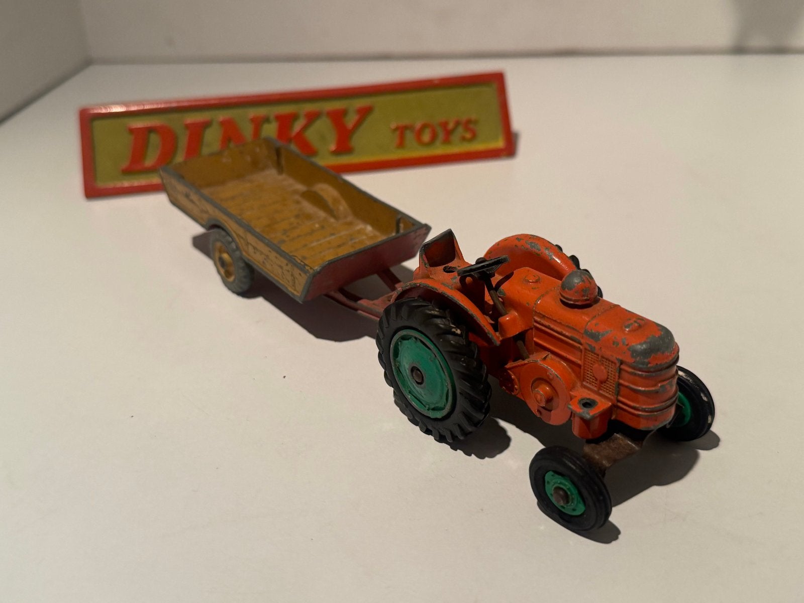 Dinky Toys Marshall Tractor 301 met Farm Trailer 320, Ophalen of Verzenden, Gebruikt
