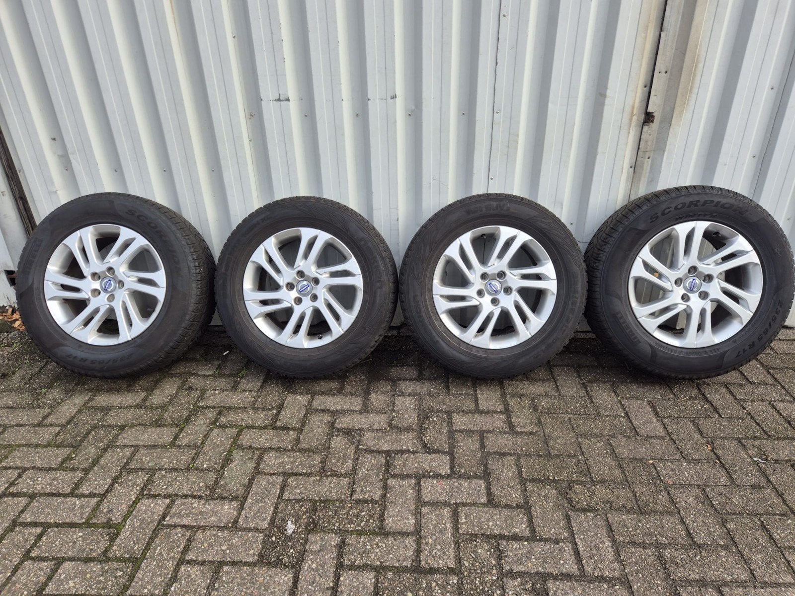Volvo 17 inch velgen met Pirelli winterbanden 235/65 R17, Ophalen, Gebruikt, Banden en Velgen, 17 inch