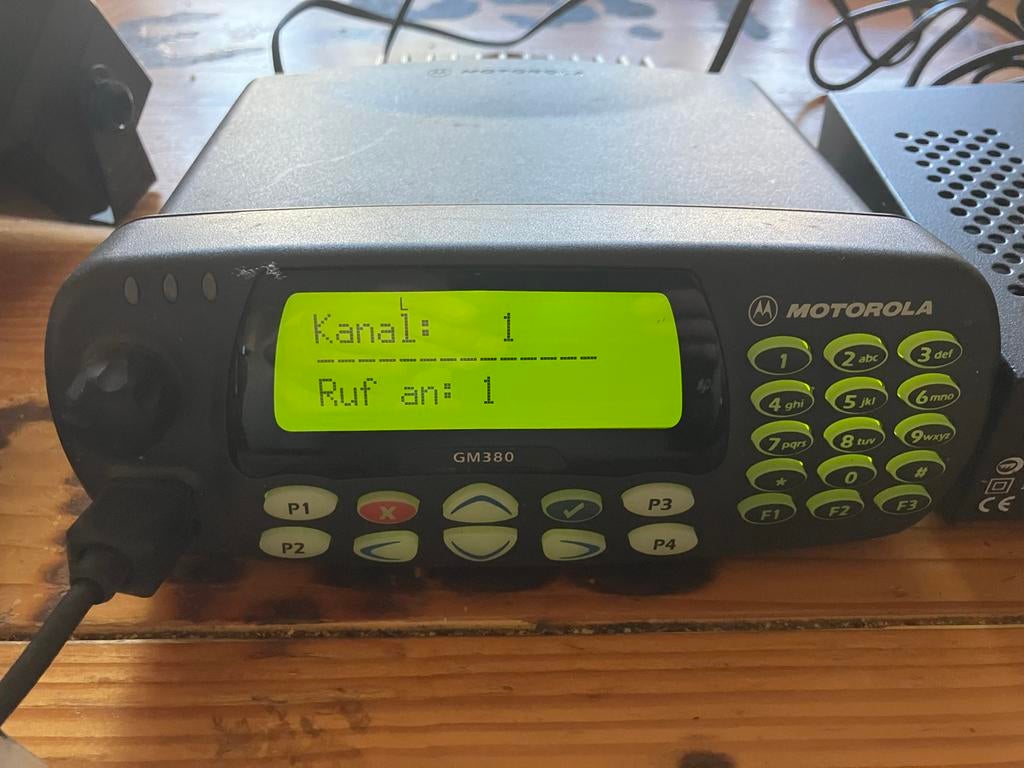 Motorola GM380 en GP330 met voeding, Ophalen of Verzenden, Gebruikt, 2 to 5 km, Portofoon of Walkie-talkie