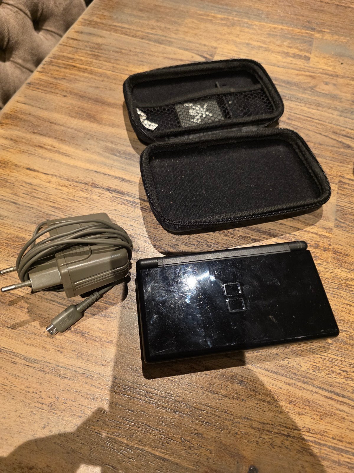 Goedwerkende Nintendo DS Lite met oplader (zonder stylus), Spelcomputers en Games, Met games, Gebruikt, Zwart, Ophalen of Verzenden