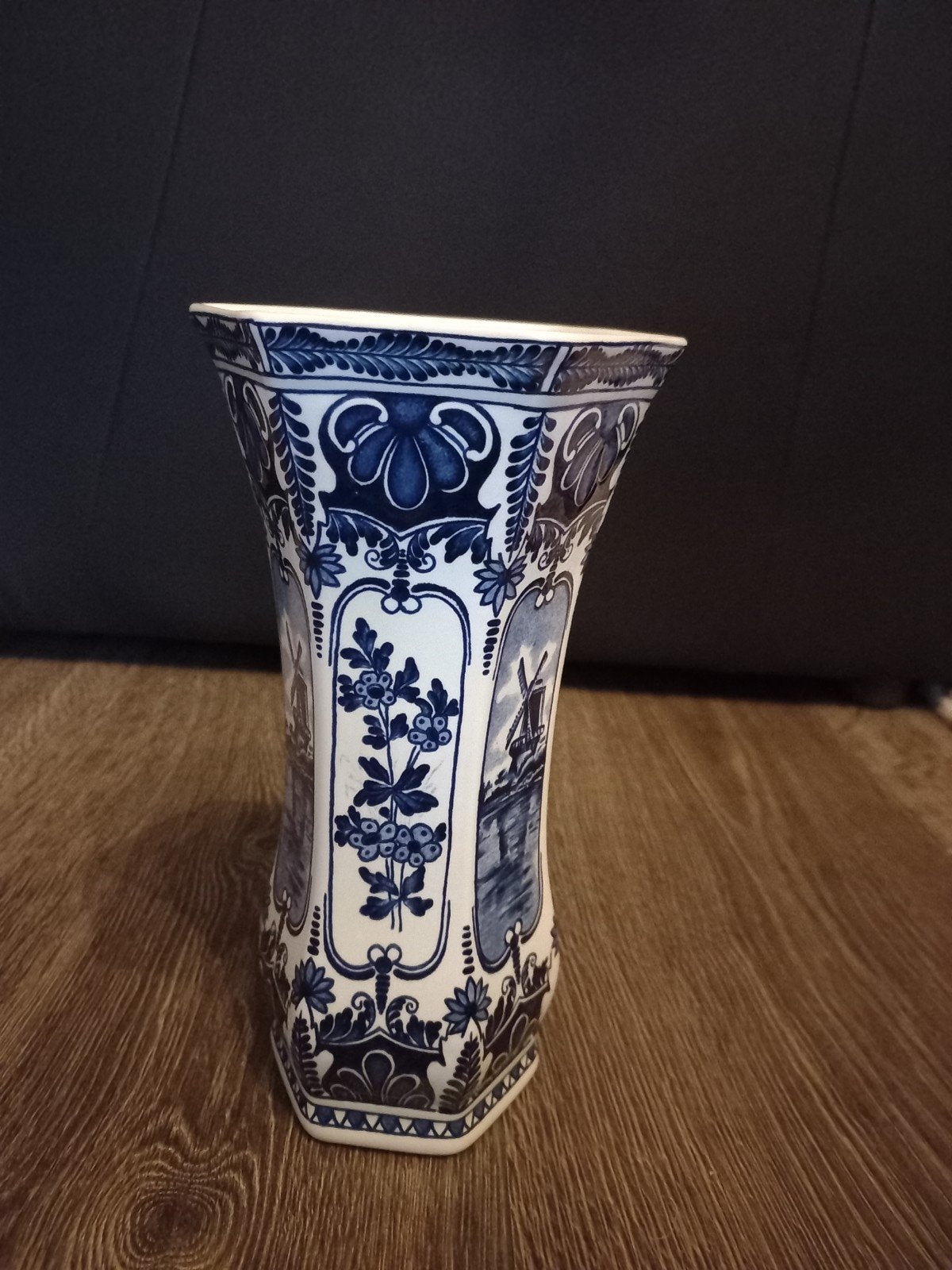 Boch Delfts Blauwe Vaas met Molen en Bloemenpatroon, Ophalen of Verzenden