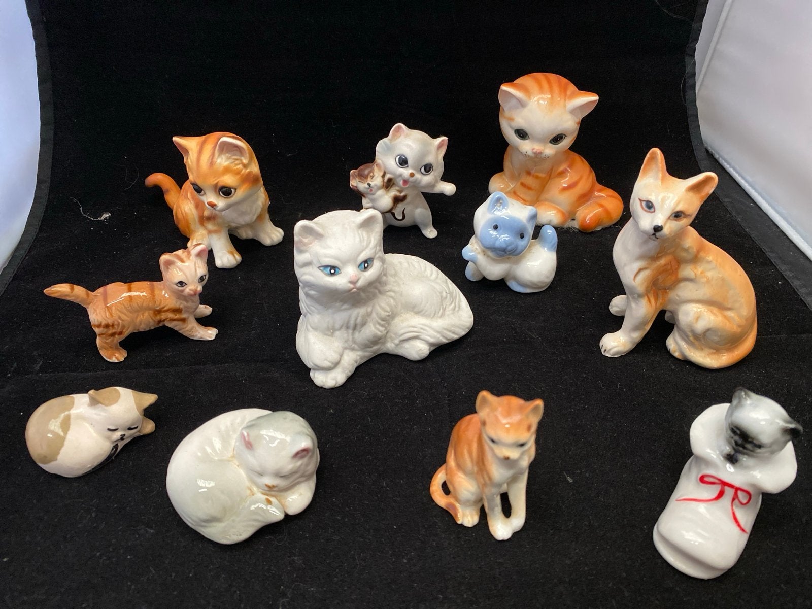 Verzameling van 11 porseleinen kattenbeeldjes, Ophalen of Verzenden, Zo goed als nieuw, Hond of Kat, Beeldje of Figuurtje