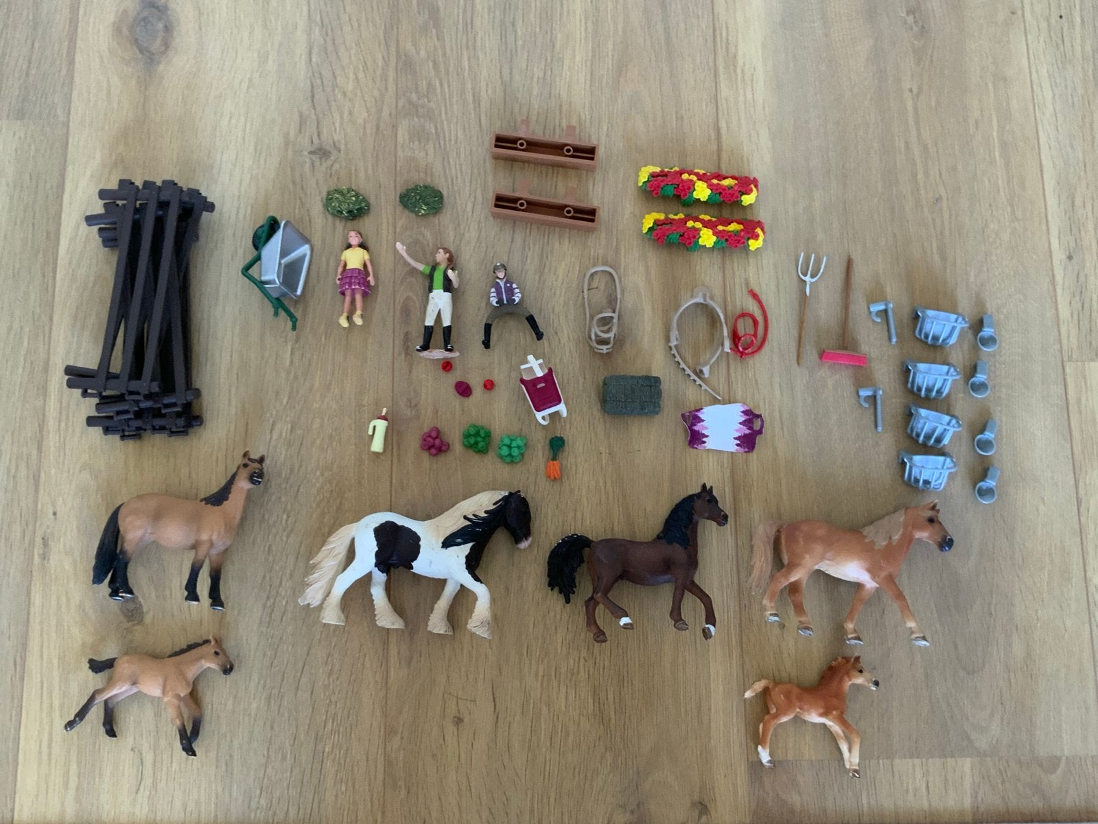 Schleich Paardenstal met veel accessoires en paarden, Ophalen, Gebruikt