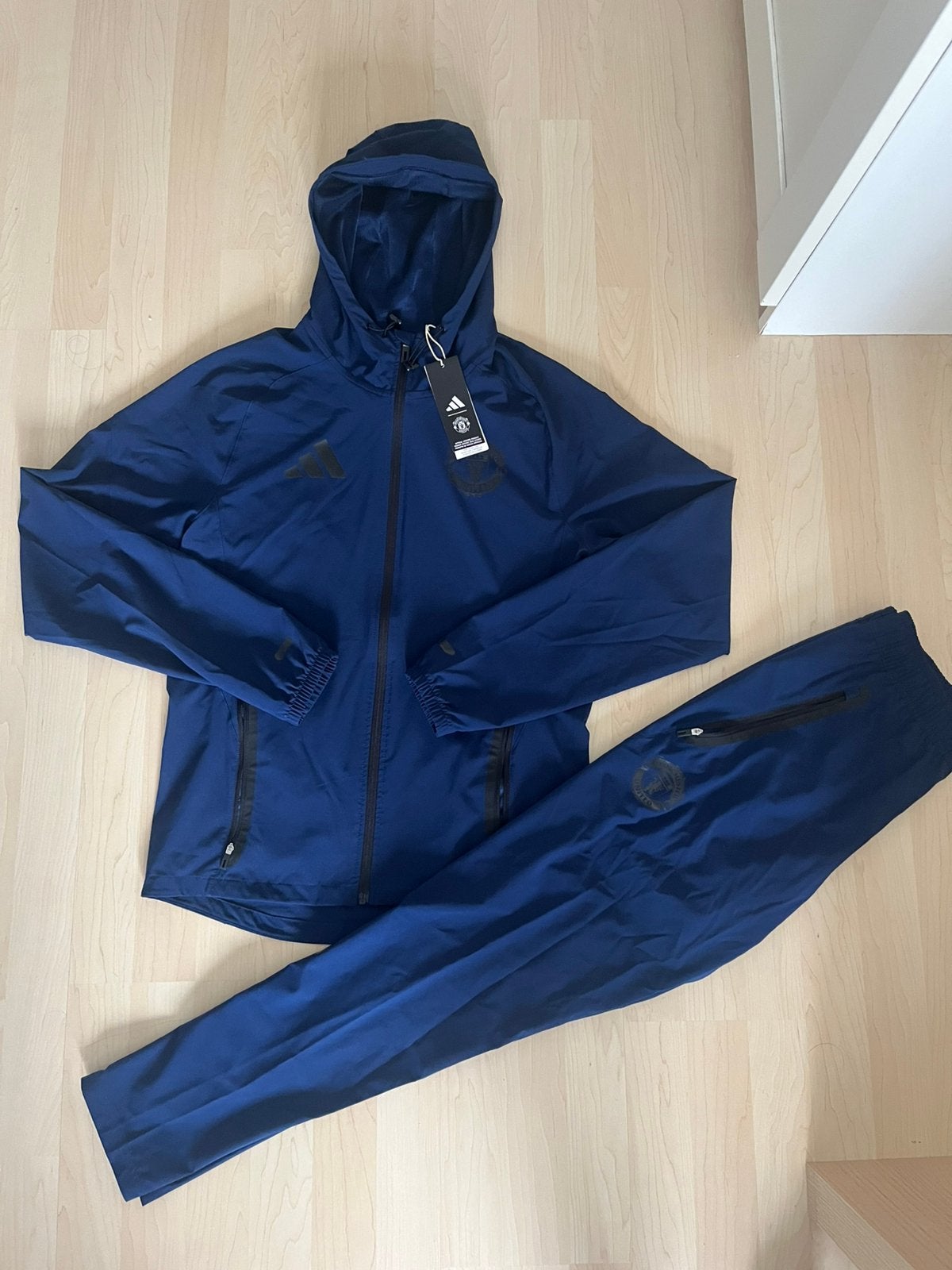 Nieuw Origineel Adidas Man United Trainingspak 24-25 Maat S, Blauw, Nieuw, Ophalen of Verzenden, Voetbal