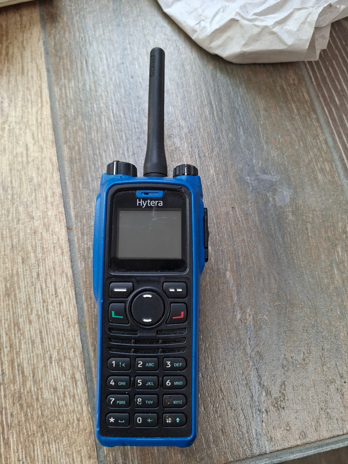 Hytera Portofoon met lader en broekklem, Telecommunicatie, Portofoons en Walkie-talkies, Gebruikt, Met broekklem, 5 tot 15 km