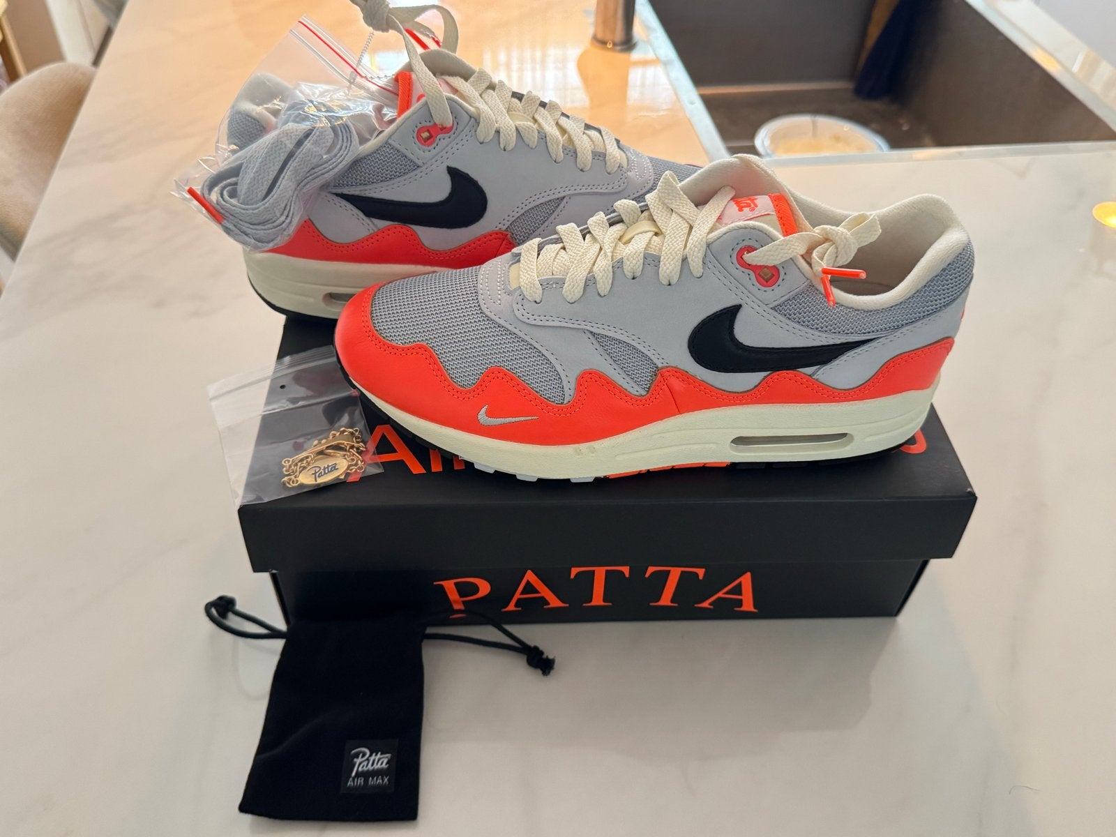 Nike Air Max 1 x Patta Hyper Crimson Black- Maat 42, Kleding | Heren, Schoenen, Ophalen, Nieuw, Overige kleuren, Sneakers of Gympen