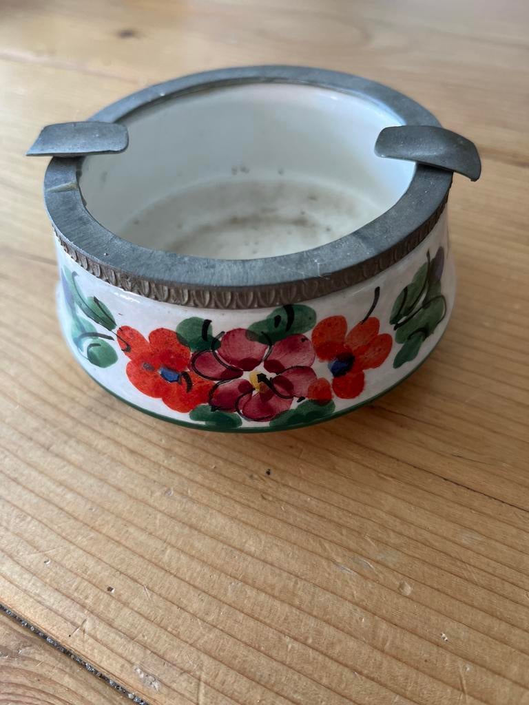 Keramieken asbak lilien Austria met bloemen en metalen rand, Ophalen of Verzenden