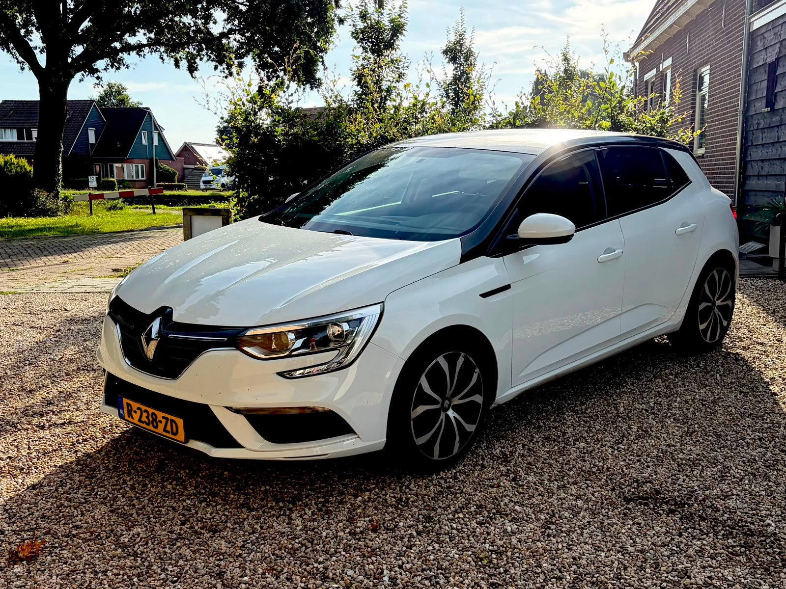 Renault Mégane 1.2 Energy TCe 101pk 2017 Wit, Auto's, Voorwielaandrijving, 4 cilinders, Wit, 19 km/l