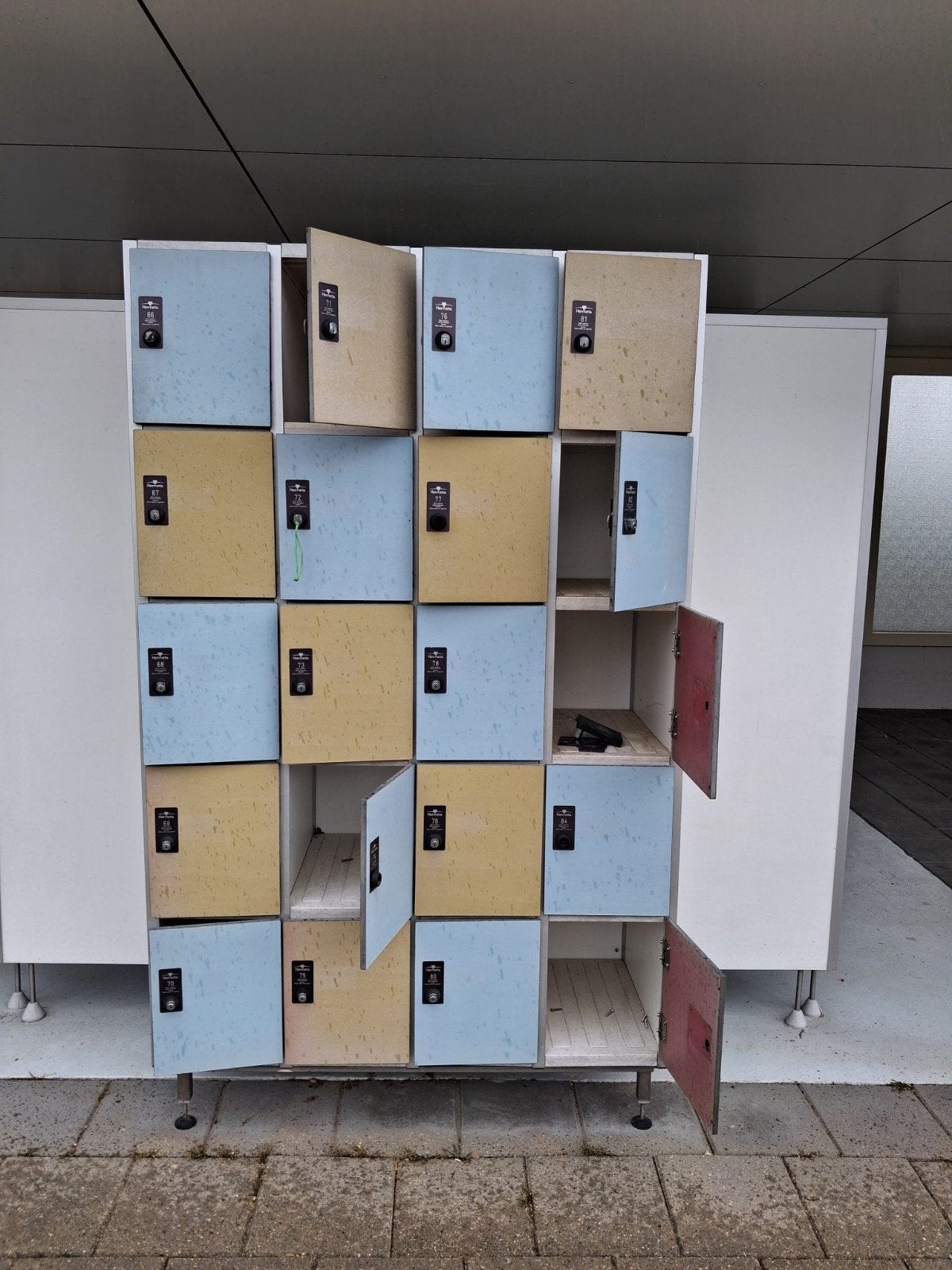 Grote trespa locker kast met 20 vakken, blauw en geel, Ophalen, Gebruikt, Industrieel, functioneel