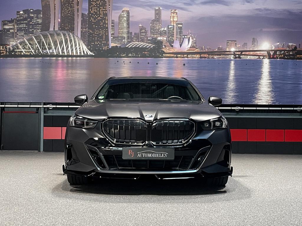BMW 5 Serie Touring 530e M Sport PRO FrozenBlack|HUD|360|Pan, Automaat, 1998 cc, Achterwielaandrijving, 4 cilinders