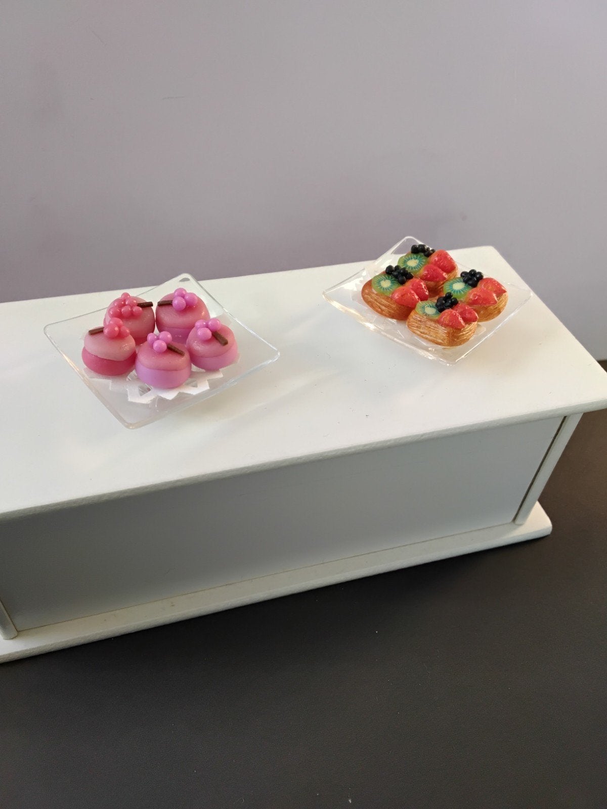Schaaltje met gebakjes 1:12, Ophalen of Verzenden, Zo goed als nieuw, Poppenhuis